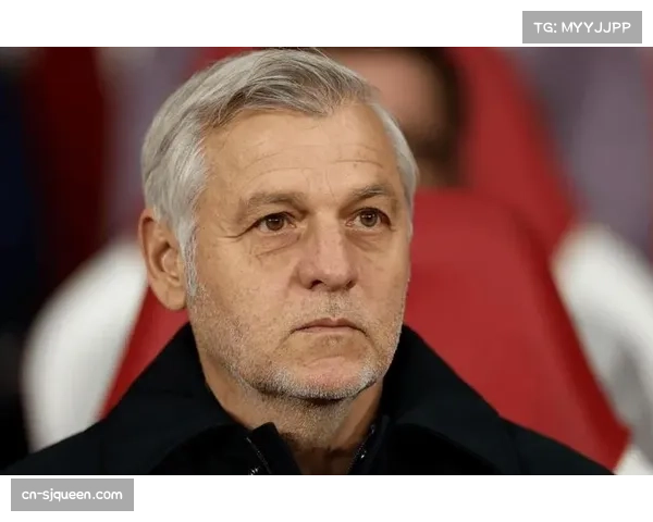 里尔主教练热内西奥父亲离世后坚持带队出征，展现职业精神